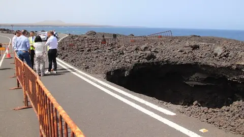 Oswaldo Betancort con los representantes del Ayuntamiento de Yaiza junto al socav&oacute;n de los Hervideros.