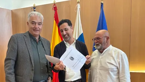 Jos&eacute; Juan Cruz junto a Tom&aacute;s Silvera y Nicol&aacute;s Saavedra.