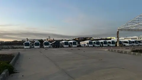 Guaguas que se consiguieron salvar de la empresa Lanzarote Bus en la zona de Agramar.