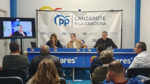 Astrid P&eacute;rez presidiendo una reuni&oacute;n de la ejecutiva insular.