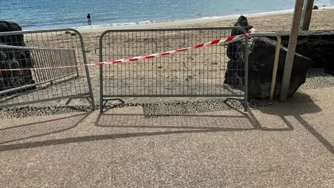Acceso cerrado a la playa en Playa Blanca.
