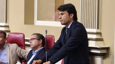 Marcos Bergaz (PSOE) durante su intervenci&oacute;n en el pleno del Parlamento canario.