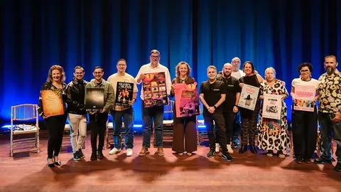 Isidro P&eacute;rez, Carmen Medina, representantes del grupo de gobierno y miembros de los distintos grupos de teatro amateur del municipio.