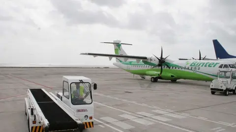 Un avi&oacute;n de la compa&ntilde;&iacute;a Binter en el aeropuerto de Lanzarote.
