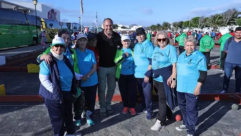 Juan Monz&oacute;n junto a las componentes de uno de los equipos del torneo de los Abuelos Conejeros.