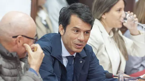 El portavoz del PSOE, Marcos Bergaz, en el centro de la imagen.