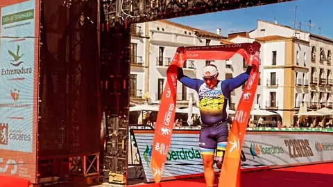Lionel Morales cruzando la l&iacute;nea de meta en Extremadura.