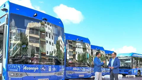 El alcalde de Arrecife, Yonathan de Le&oacute;n, y el concejal de Transportes y Movilidad, Mario Gonz&aacute;lez Altube.