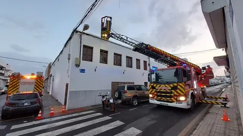 Bomberos durante el traslado de la persona afectada.