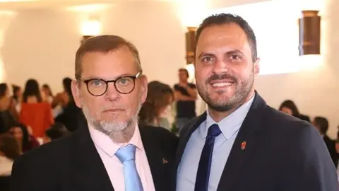 El alcalde de Arrecife Yonathan de Le&oacute;n junto al veterano periodista Jes&uacute;s Lasso Cabrera en un acto p&uacute;blico reciente.