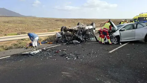 Imagen del estado de los veh&iacute;culos y algunos de los heridos en el duro choque.