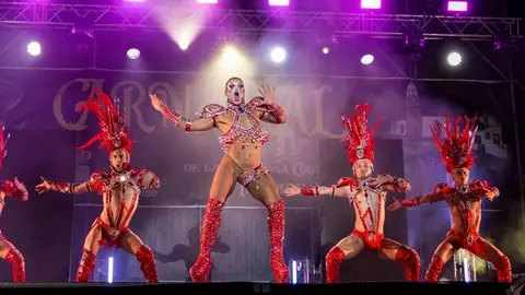 Actuaci&oacute;n de una de las Drag en la de Costa Teguise.