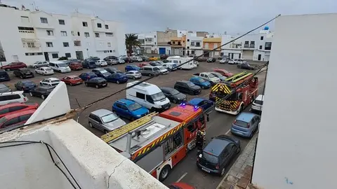 Los bomberos tuvieron que bloquear la calle para poder actuar