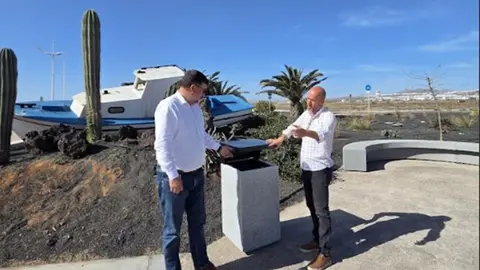 Isidro P&eacute;rez y Ra&uacute;l de Le&oacute;n viendo el nuevo mobiliario urbano.