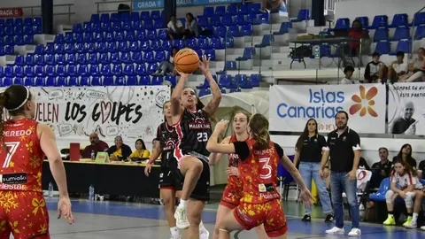 Jugadoras del Magec T&iacute;as realizando un lanzamiento.