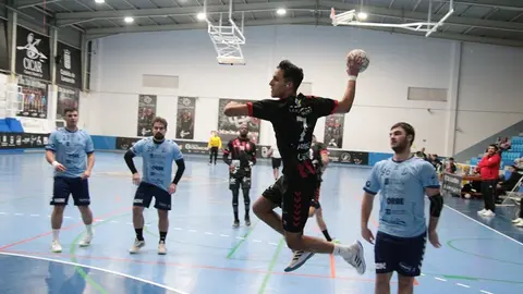 Joel Armas realizando un lanzamiento desde el extremo.