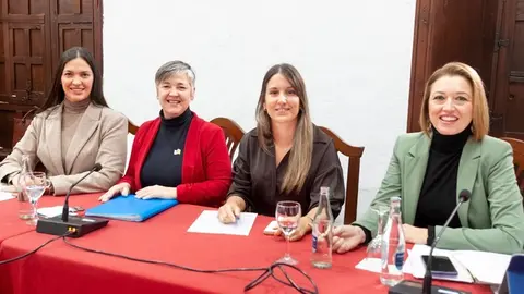 Judit Fontes primera por la izquierda junto a concejalas socialistas.