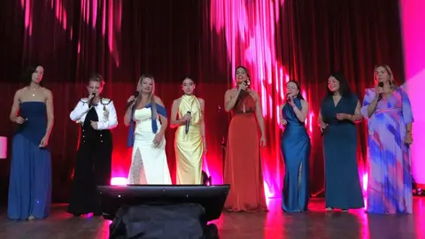 Imagen de las artistas en el escenario