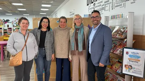 Abigail Gonz&aacute;lez y Echedey Eugenio con el personal de la biblioteca.