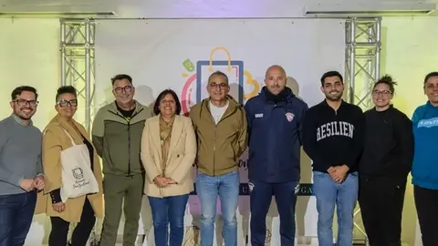 Alma Gonz&aacute;lez en la reuni&oacute;n con los comerciantes.