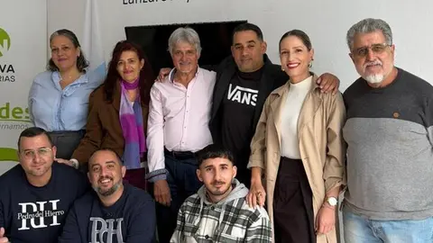 Delia Hern&aacute;ndez en la sede de NC junto a sus ya ex compa&ntilde;eros.