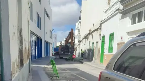 Operarios junto a una excavadora realizando obras en la calle Jacinto Borges.