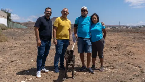 Jacobo Lemes y Echedey Eugenio junto a uno de los animales del centro.