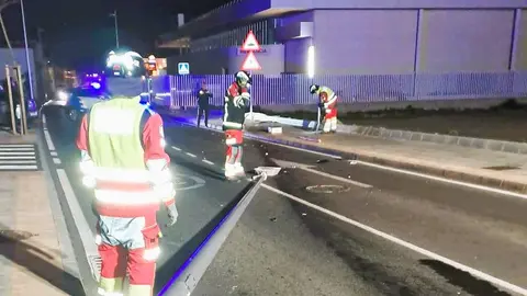 Momento en el que actuaron los polic&iacute;as locales y los bomberos