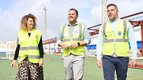 El alcalde de Arrecife junto a la concejala de Deportes y el consejero de Obras P&uacute;blicas visitan estos trabajos en el Campo de F&uacute;tbol de Campo de F&uacute;tbol de Argana Alta