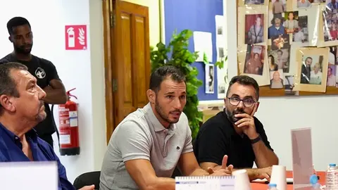 Echedey Eugenio, Rosmen Quevedo y Miguel &Aacute;ngel Jim&eacute;nez en una de las reuniones para tratar la rehabilitaci&oacute;n de las viviendas de Titerroy.