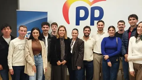 Componentes de las NNGG del PP junto a Astrid P&eacute;rez.