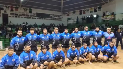 Luchadores del Tinajo Elecmor en el terrero de Tao.