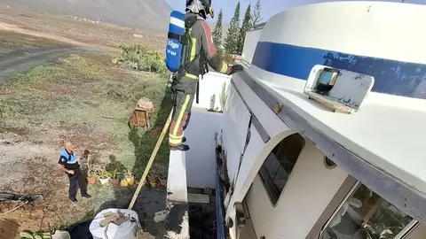 Los bomberos y los agentes de la Polic&iacute;a Local en el momento de la actuaci&oacute;n