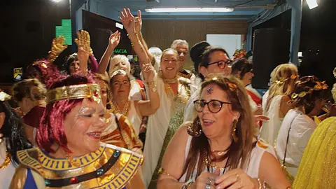 Alegr&iacute;a desbordada en las carrozas del carnaval de Playa Blanca