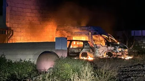 Veh&iacute;culos afectados por las llamas en Uga.