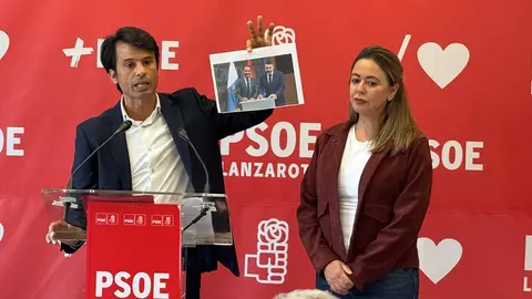 Marcos Bergaz junto a Mar&iacute;a Dolores Corujo en su comparecencia ante los medios por las ZAR.