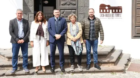 Oswaldo Betancort junto a Olivia Duque, Eugenio Robayna, Rita Hern&aacute;ndez y Gin&eacute;s Gonz&aacute;lez.