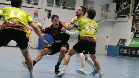 Jugador del San Jos&eacute; Obrero intentando penetrar la defensa rival.