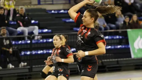 Jugadora del San Jos&eacute; Obrero realizando un lanzamiento a porter&iacute;a.