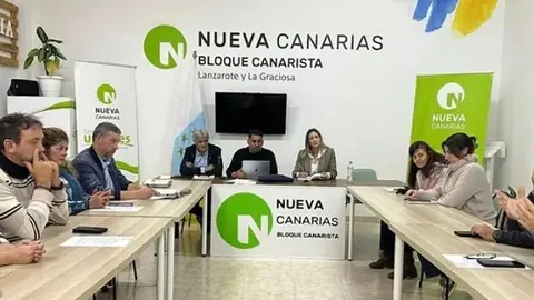 Imagen de  una reuni&oacute;n de Nueva Canarias en la que todav&iacute;a estaba Delia Hern&aacute;ndez. 