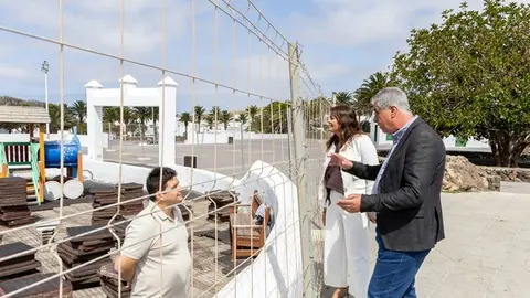 Olivia Duque y Eugenio Robayna junto a la obra del parque infantil.