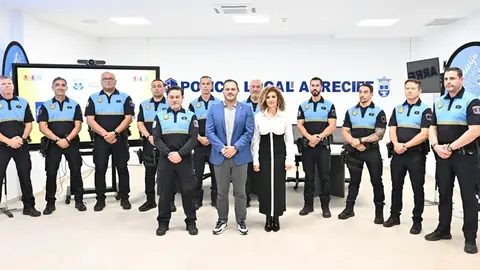 El alcalde de Arrecife y la concejala de Deportes junto al subcomisario jefe y los 10 agentes de la los agentes de Unidad de Prevenci&oacute;n, Mediaci&oacute;n y Convivencia (UPMEC)