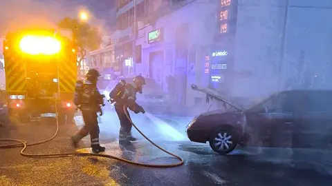 Momento en el que los bomberos controlaron el incendio.