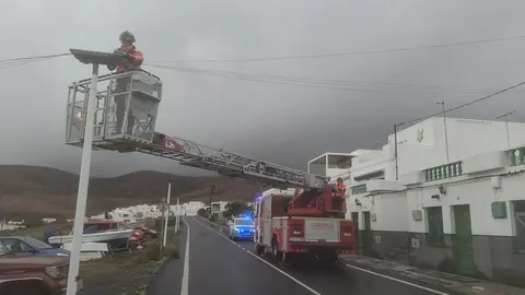 Los bomberos recolocando el cableado en la zona de Playa Quemada.