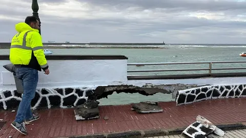 Yonathan de Le&oacute;n junto al muro del parque Jos&eacute; Ram&iacute;rez Cerd&aacute;.