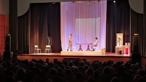 Grupo Comika 21 durante su representaci&oacute;n en la Semana Cultural del Teatro.