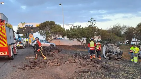Momento de la actuaci&oacute;n de los bomberos y de los sanitarios del SUC