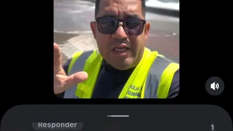 Imagen del concejal de Seguridad y Emergencias de Arrecife avisando a la gente de que no se acercara a la marea