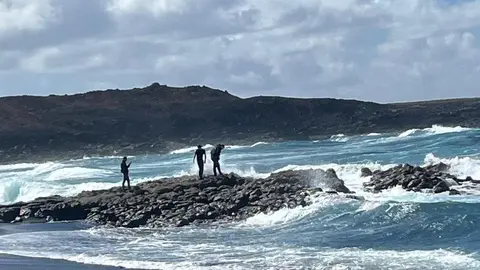 En una jornada tan peligrosa se han seguido viendo personas que se acercan a la costa para hacerse fotos