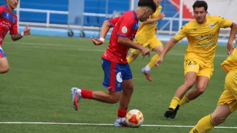 Imagen de una de las jugadas del encuentro